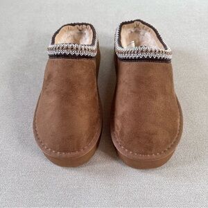 Crown Vintage Princel Platform Slipper. Size 7. NWOT.